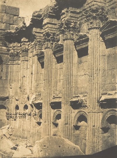 Interne zuilengang van de Naos van de Tempel van Jupiter, in Baälbek Heliopolis, 15 september 1850 door Maxime Du Camp