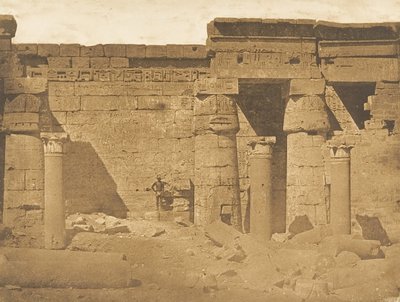 Binnenplaats van het Paleis Rhamsès-Meiamoun, in Médinet-habou Thebe Resten van een Koptische Kerk door Maxime Du Camp