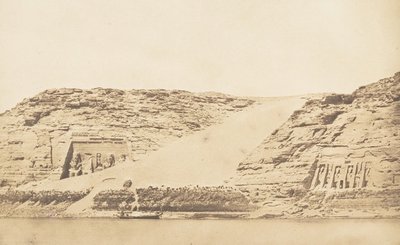 Algemeen Uitzicht op de Spéos van Phré en Athor, in Abousembil, genomen vanaf het eiland door Maxime Du Camp