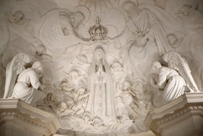 Heiligdom van Fatima. Interieur van de oude basiliek van Fatima. De kroning van de Maagd. Portugal. door Maximiano Alves