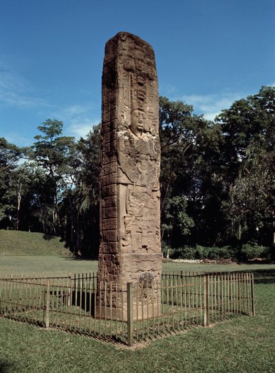 (detail) van de stele E op het grote plein door Mayan