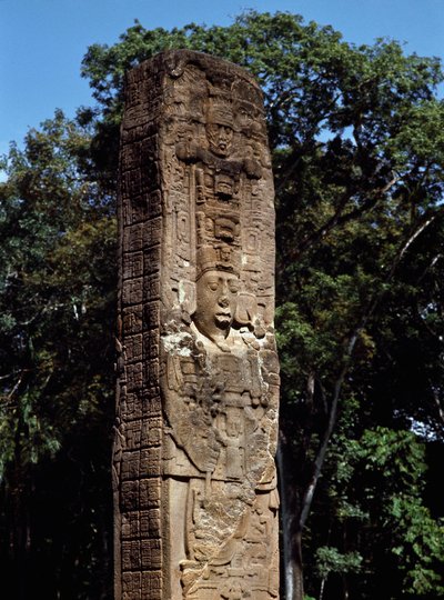 (detail) van de stele E op het grote plein door Mayan