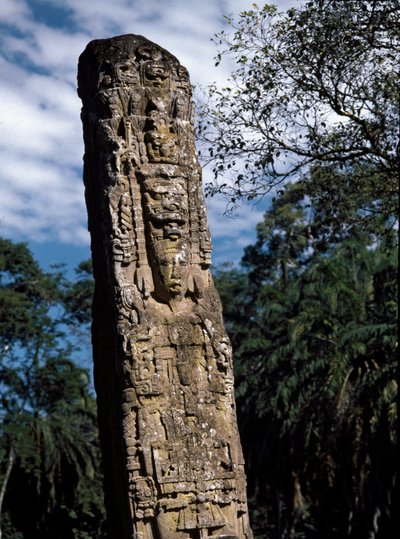 Detail van de stele F op het grote plein door Mayan