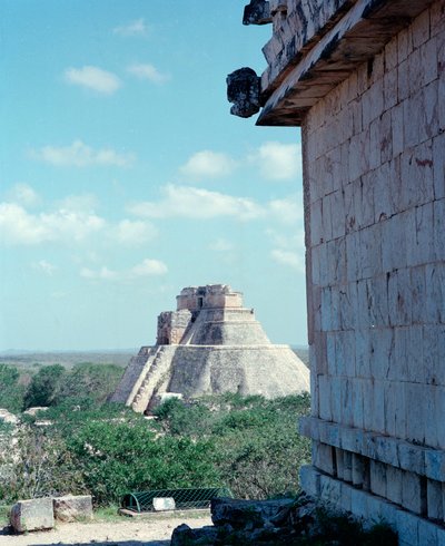 Precolumbiaanse beschaving: uitzicht op de bovenste tempel op de site van Uxmal door Mayan