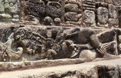 Gevangene op de treden van de Hiërogliefen Trap, Copan, Late Klassieke Periode (600-900) c.760 AD door Mayan