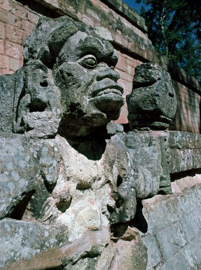 Stenen sculpturen - tempel 11 door Mayan