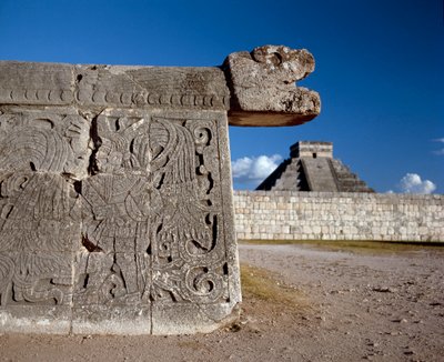 De grote bal speelplaats en op de achtergrond het kasteel, 750-1200 door Mayan