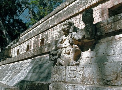 Uitzicht op de muur van de Akropolis met sculpturen van heersers van Copan, klassieke periode 7e-8e eeuw door Mayan