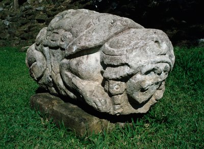 Zoomorfisch altaar uitgehouwen in een blok zandsteen door Mayan