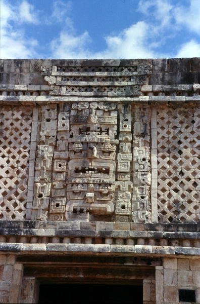 Houtsnijwerk detail van het Oostgebouw van de Nunnery Quadrangle, Late Classic Maya (c.700-900 AD) door Mayan Mayan