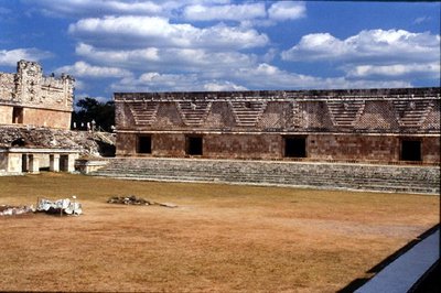 Oostgebouw van het Kloosterkwadrant, Late Klassieke Maya, c.700-900 AD door Mayan Mayan