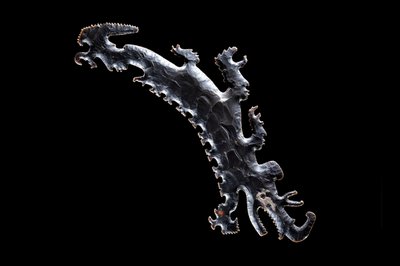 Excentrieke vuursteen die een krokodillen kano met passagiers voorstelt, c.A.D. 600?-900 door Mayan Mayan