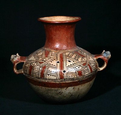 Grafurn met gaten uit Utatlan (Cumarcaaj), Quiche, Guatemala, Midden-Amerika, Post Klassieke Periode door Mayan Mayan