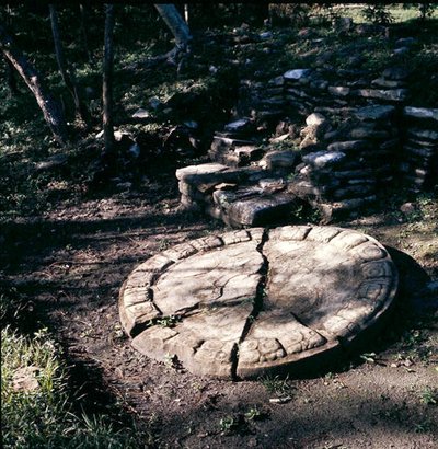 Marker in het balveld, Late Klassieke Periode (600-900 AD) door Mayan Mayan