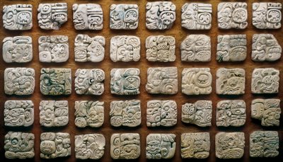 Maya kalender (320-1697) samengesteld uit verschillende glyphs (gegraveerde stenen) door Mayan Mayan