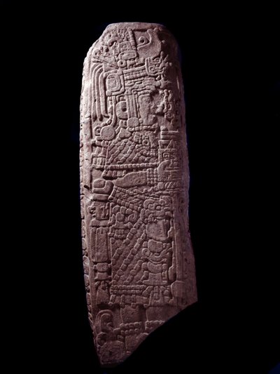Precolumbiaanse kunst, Maya-beschaving, klassieke periode: stenen stèle 5 uit El Zapote, Peten, Guatemala door Mayan Mayan