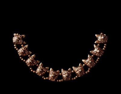 Precolumbiaanse kunst, Maya beschaving, postklassieke periode: gouden ketting bestaande uit elementen in de vorm van jaguarkoppen. 600-1100 AD uit Iximche, Chimaltenango, Guatemala. door Mayan Mayan