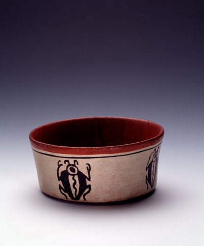 Precolumbiaanse kunst, Maya-beschaving, klassieke periode: schaal van polychrome klei versierd met zwarte kevers. Uit Peten, Guatemala door Mayan Mayan