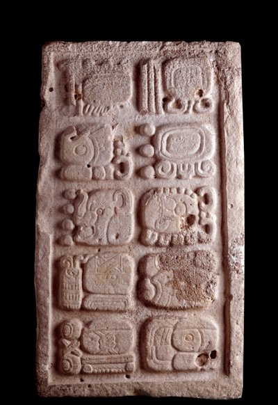 Precolumbiaanse kunst, Maya beschaving, klassieke periode: fragment van een trap met glyphen in reliëf. Uit Guatemala. door Mayan Mayan