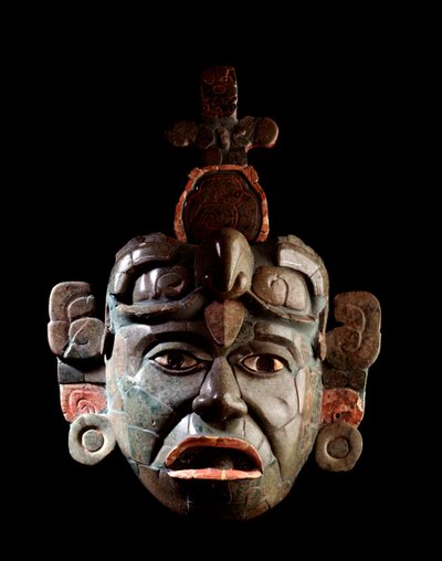 Precolumbiaanse kunst, Maya beschaving, klassieke periode: begrafenismasker in jadeiet en schelpen door Mayan Mayan