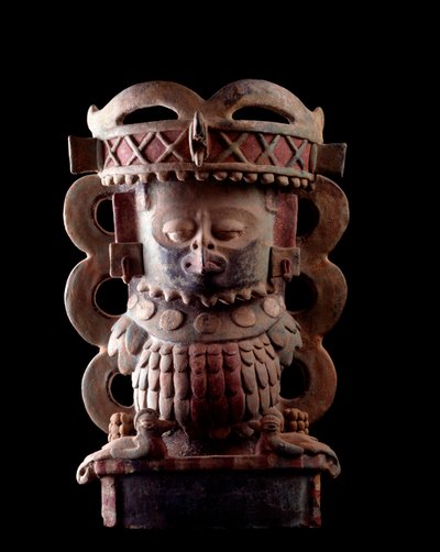 Precolumbiaanse kunst, Maya-beschaving, klassieke periode: wierookvaas in antropomorfe klei met de voorstelling van een personage met een quetzalvogelmasker. Uit Purulha, Guatemala door Mayan Mayan