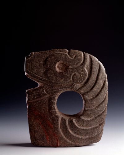Precolumbiaanse kunst, Maya-beschaving, klassieke periode: zoomorfische bijl in gesneden steen die een gestileerde slang voorstelt. Uit Bolivia, Escuintla, Guatemala door Mayan Mayan
