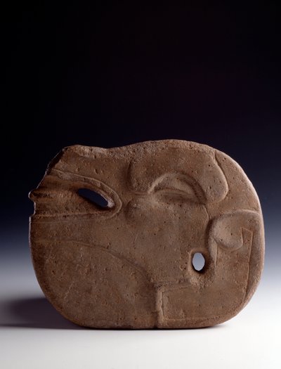 Precolumbiaanse kunst, Mayacultuur, klassieke periode: zoomorfe bijl in gebeeldhouwde steen die het hoofd van een hert voorstelt door Mayan Mayan