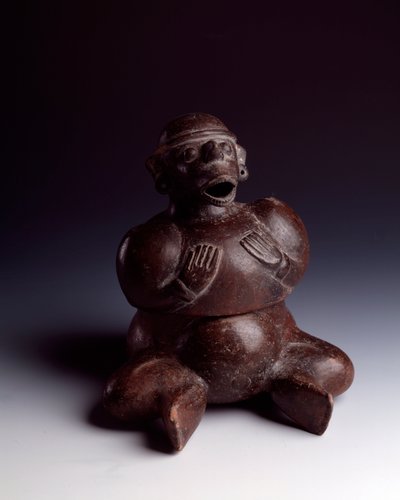 Precolumbiaanse kunst, Maya-beschaving, beginperiode: antropomorfe kleivaas die een man uitbeeldt die zijn handen op zijn borst legt en een apenmasker draagt met zijn mond open door Mayan Mayan