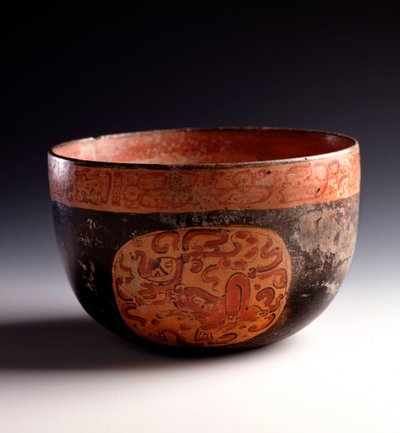 Precolumbiaanse kunst, Maya-beschaving, late klassieke periode: snijdende polychrome klei versierd met glyphs door Mayan Mayan
