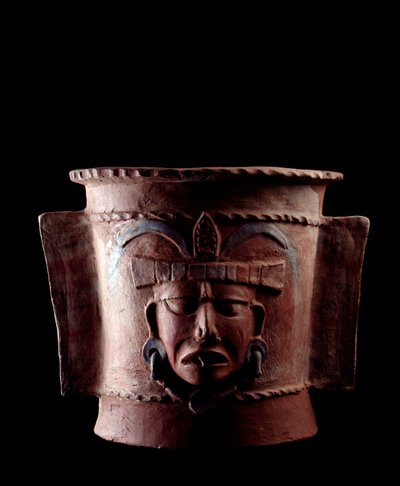 Precolumbiaanse kunst, Maya beschaving, late klassieke periode: cilindrische begrafenisurn van klei versierd met een menselijk gezicht door Mayan Mayan