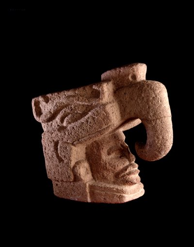 Precolumbiaanse kunst, Maya-beschaving, pre-klassieke periode: stenen sculptuur die een mannenhoofd uit de mond van een zoomorfe god voorstelt. Uit Guatemala door Mayan Mayan