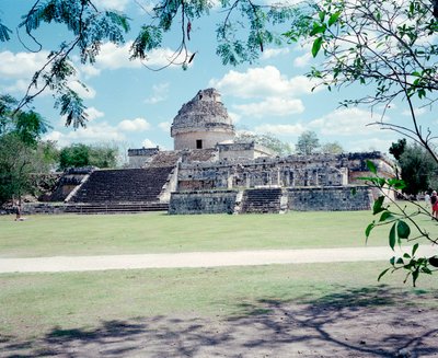 Precolumbiaanse beschaving: uitzicht op de site van Chichen Itza in de Yucatan-regio door Mayan Mayan