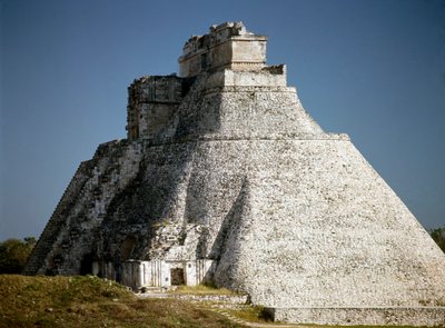 Piramide van de Tovenaar, 6e eeuw door Mayan Mayan