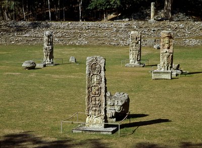 Overblijfselen van het ceremoniële plein 4e-10e eeuw door Mayan Mayan