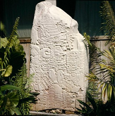 Stele 2 van Tikal, Vroege Klassieke Periode (300-600 AD) door Mayan Mayan