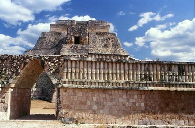 Het Huis van de Vogels met de Piramide van de Tovenaar op de achtergrond, Late Klassieke Maya, c.700-900 AD door Mayan Mayan