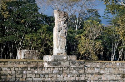 De stèle 2 met uitzicht op het balveld, 652 AD door Mayan Mayan