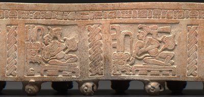 Driepootcilinder, gegraveerd: Gezeten heer met glyphische tekst door Mayan Mayan