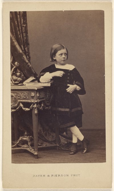 [Ongeïdentificeerd klein meisje staat met haar elleboog op een gesloten boek op een tafel]. door Mayer and Pierson