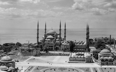 Luchtfoto van de Blauwe Moskee in Istanbul, ook bekend als de Sultan Ahmed Moskee, een Ottomaans historisch monument door Maynard Owen Williams