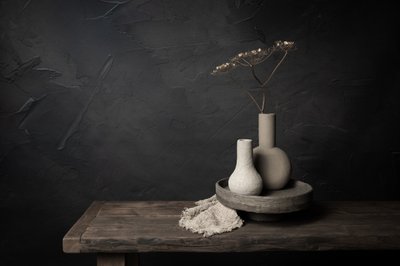 Modern stilleven met vazen door Mayra Pama