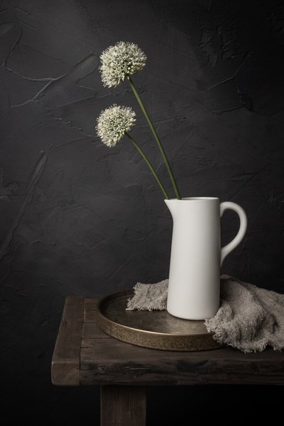 Rustiek stilleven met allium door Mayra Pama