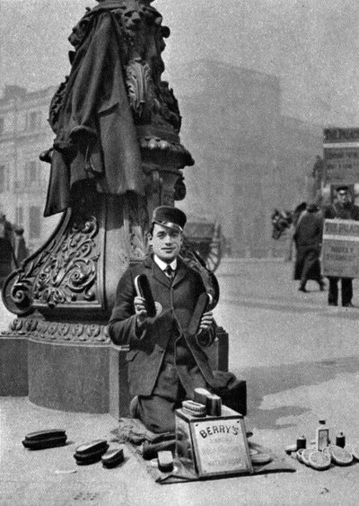 Een schoenpoetser, Londen, 1926-1927 door McLeish