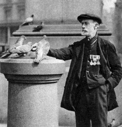 Een oude soldaat met enkele duiven, Trafalgar Square, Londen, 1926-1927 door McLeish