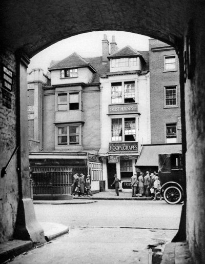 Oud huis en een taverne in Aldgate, Londen door McLeish