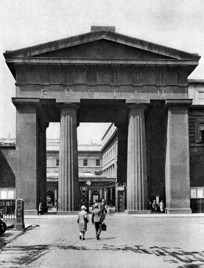De Dorische Boog die leidt naar Euston Station, Londen, 1926-1927 door McLeish