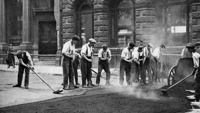 Arbeiders leggen teer en asfalt in Cornhill, Londen, 1926-1927 door McLeish