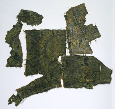 Fragmenten van een Kaftan Bedekt met een Zijde Stof met een Senmurv Patroon. Moshchevaya Balka Begrafenis door Medieval Culture of the North Caucasian