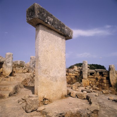 Taula op archeologische site, Menorca, Spanje door Megalithic Megalithic