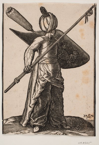 Staande soldaat, naar rechts gekeerd; op het hoofd een tulband, in de rechterhand een opgeheven lans met wimpel onder de punt; op de linkerarm een schild met een met stof omwikkelde veerbos door Melchior Lorck
